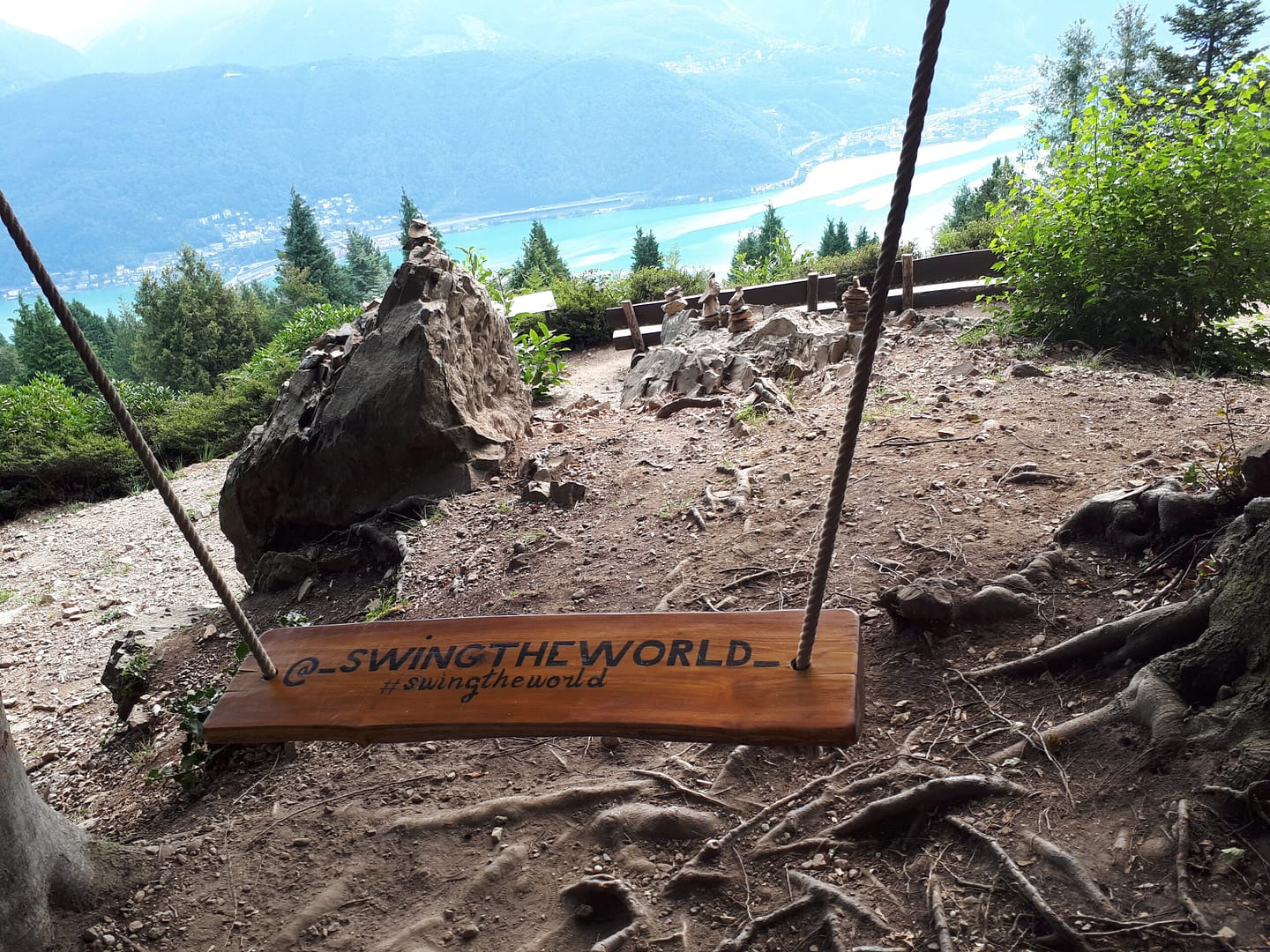 Schaukelmoment mit Weitblick – Parco San Grato & Luganersee Holzschaukel mit Blick auf den Luganersee im Parco San Grato
