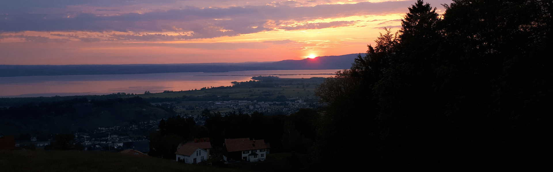 Sonnenuntergang über dem Bodensee und Hügellandschaft Wolfhalden Symbol für Übergang, Fokus und Neubeginn der 3-teiligen Masterclass zu BusinessAstrologie & Frequenz