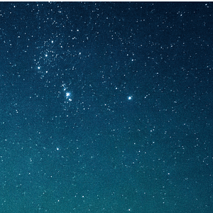 Klarer Sternenhimmel in tiefem Blau mit funkelnden Sternen – Symbol für Weite, Energie und kosmische Möglichkeiten