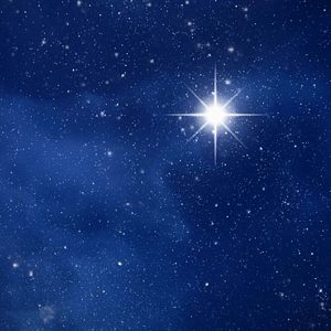 Heller Stern leuchtet am tiefblauen Nachthimmel.