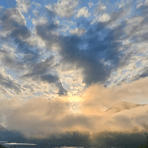 Sonne bricht durch den Morgennebel über Bergen – Symbol für Klarheit und Neubeginn.