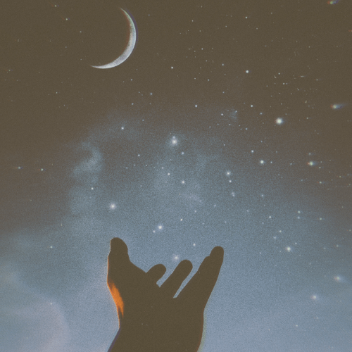 Hand unter Sternenhimmel mit Mondsichel – Symbol für kosmische Führung und energetischen Schutz im Business