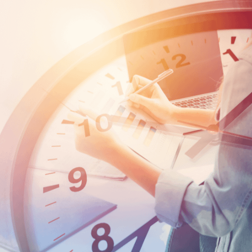 Person plant und schreibt Notizen am Laptop, überlagert von einer Uhr als Symbol für Zeit, Klarheit und bewusste Planung