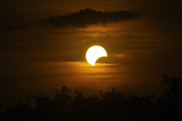 Neumond und partielle Sonnenfinsternis im Widder